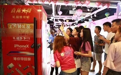 别认为只有女人和孩子的钱好赚哦  看看购物中心的电玩城是怎样吸引男生消费者的   